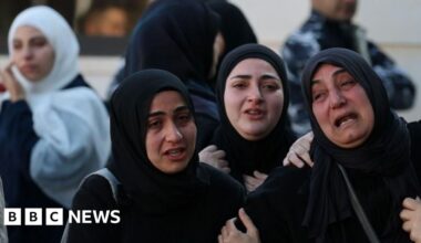 Israel steps up strikes on Lebanon and Hezbollah attacks continue as talks loom - BBC