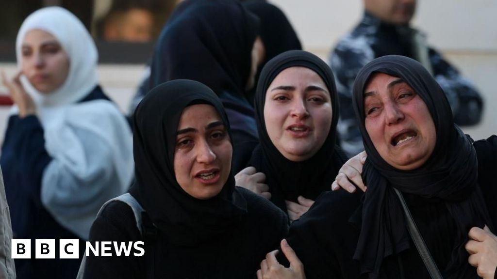 Israel steps up strikes on Lebanon and Hezbollah attacks continue as talks loom - BBC