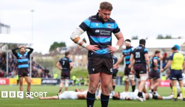 Dejected Glasgow Warriors players