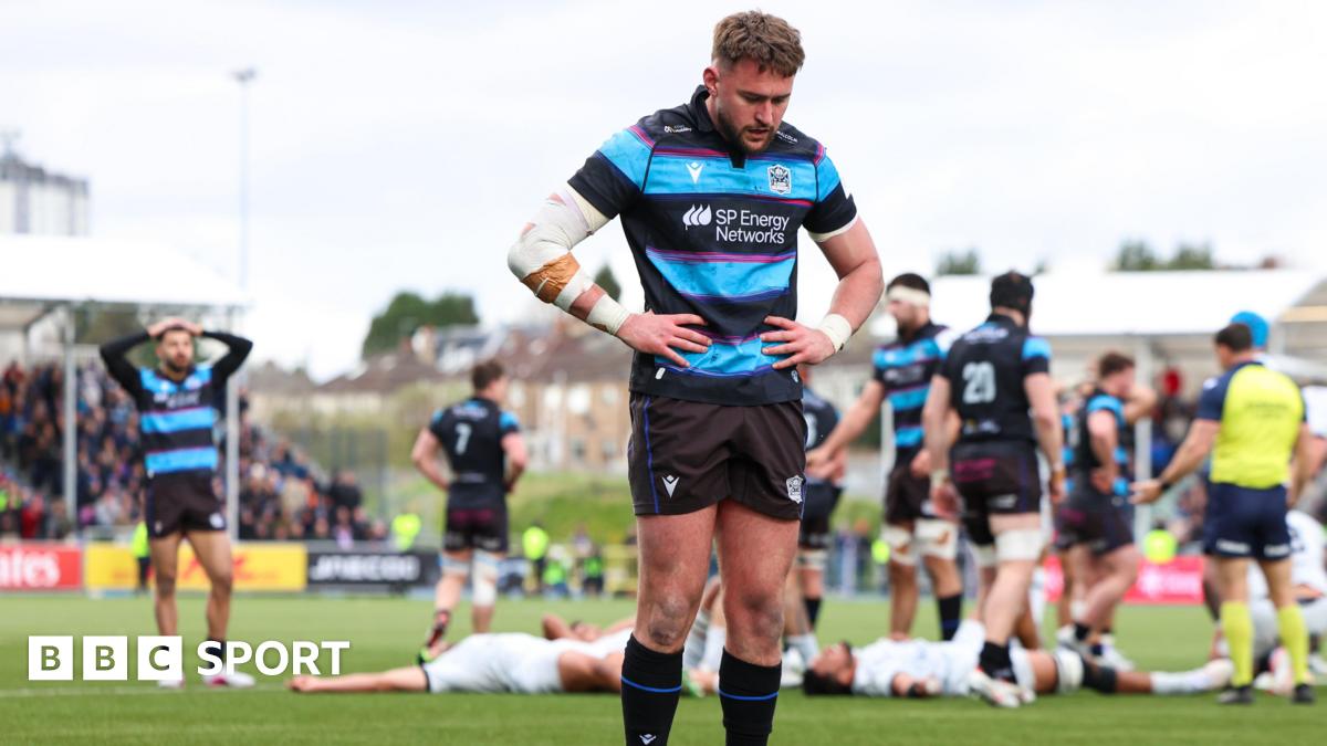 Dejected Glasgow Warriors players