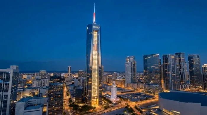 Chicago skyline at dusk featuring a tall central tower with city lights