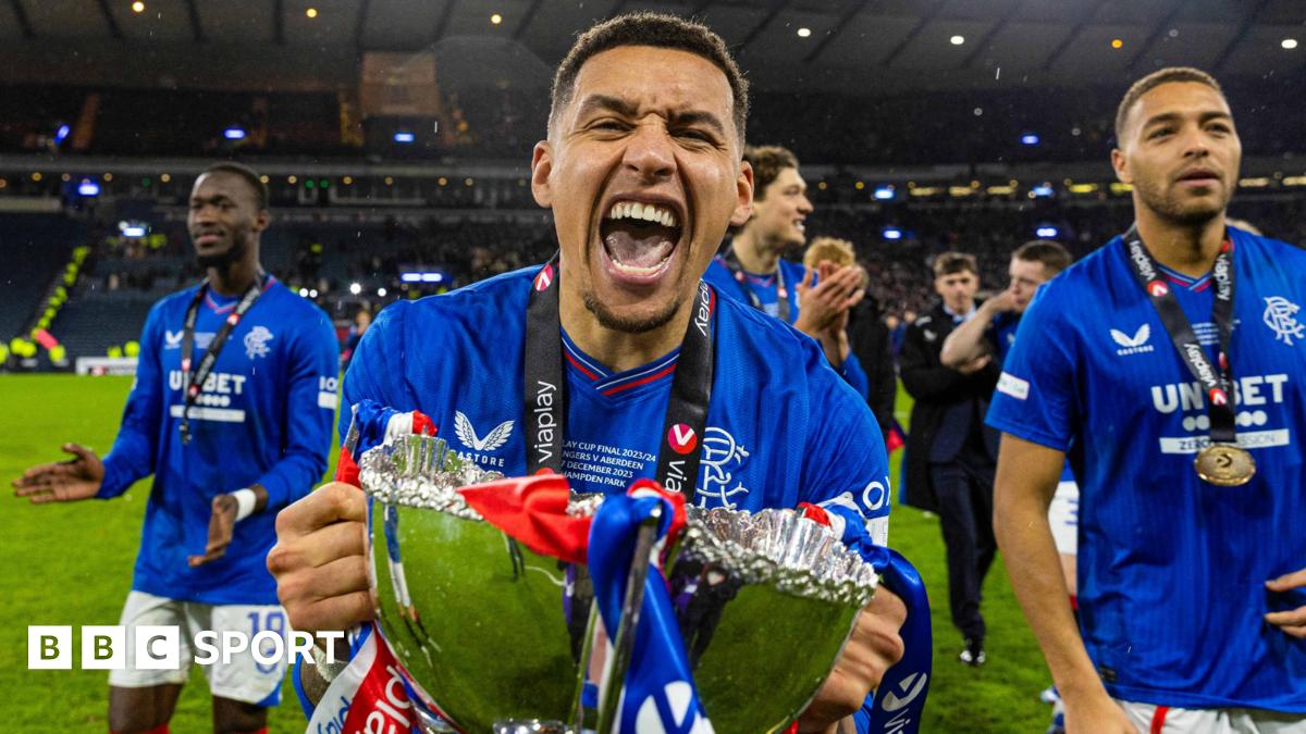 James Tavernier and Steven Gerrard with the Scottish Premiership trophy