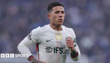 Enzo Fernandez running while playing for Chelsea at Everton