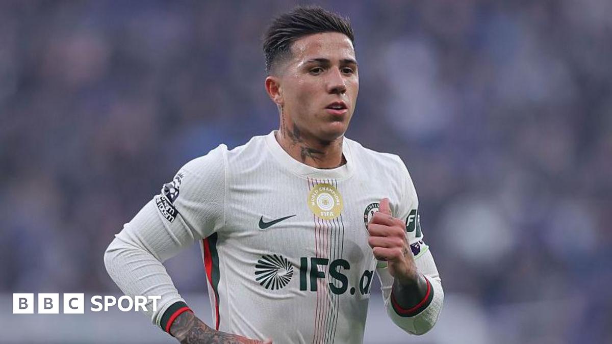 Enzo Fernandez running while playing for Chelsea at Everton