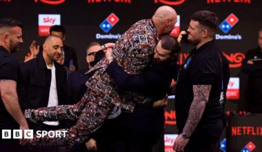 Arslanbek Makhmudov  jokingly lifts Tyson Fury at the face-off
