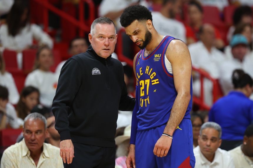 Michael Malone coaches Nuggets star Jamal Murray during the 2023 NBA Finals.