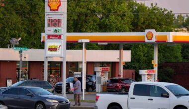 Will gas dip below $3 a gallon this year? Here's what experts predict.