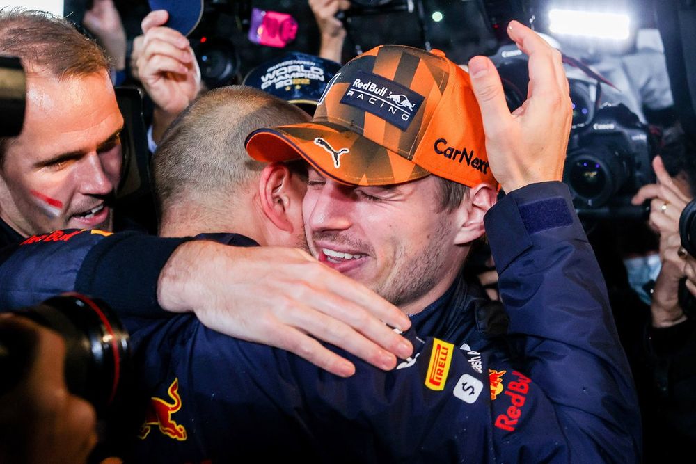 Verstappen celebrates winning his second world title in 2022 with Lambiase at the Japanese GP