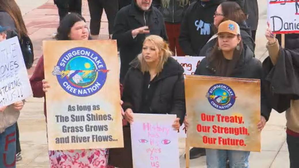 Click to play video: 'Court pauses Alberta independence petition as First Nations challenge constitutionality'