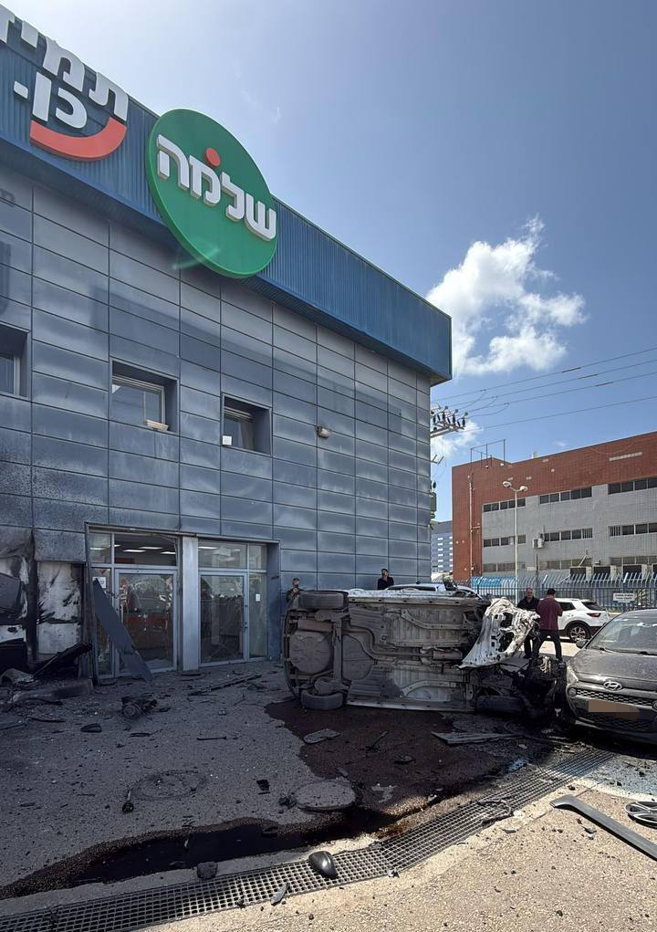 Iranian cluster missile impact site in Petah Tikva (Photo: from social media) פגיעה בפתח תקווה