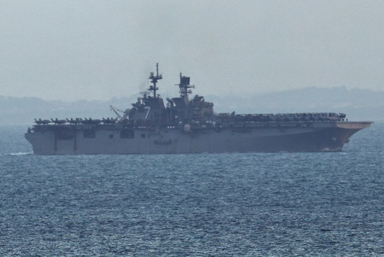 The USS Tripoli (LHA-7) amphibious assault ship enters the Singapore Strait, amid the U.S.-Israeli conflict with Iran, as seen from Singapore, March 17, 2026. REUTERS/Edgar Su REFILE - UPDATING TO FIX "STRAITS" TO "STRAIT