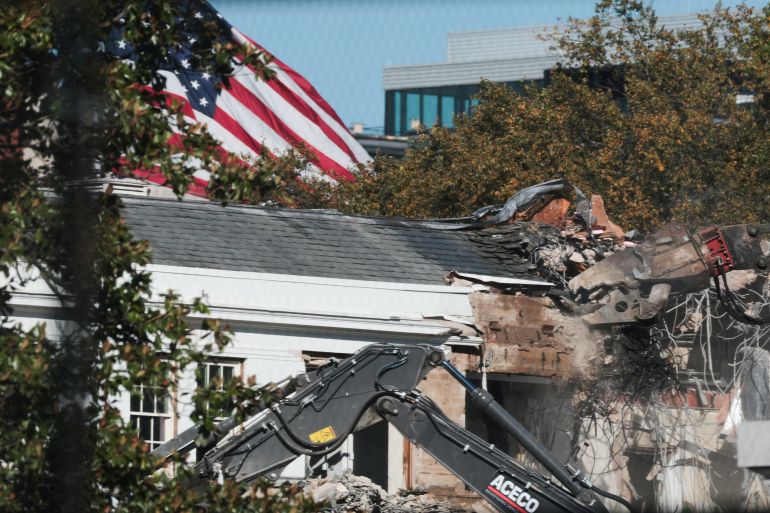 FILE PHOTO: A demolition crew takes apart the facade of the East Wing of the White House, where U.S. President Donald Trump's proposed ballroom is being built, in Washington, D.C., U.S., October 21, 2025. REUTERS/Jonathan Ernst/File Photo