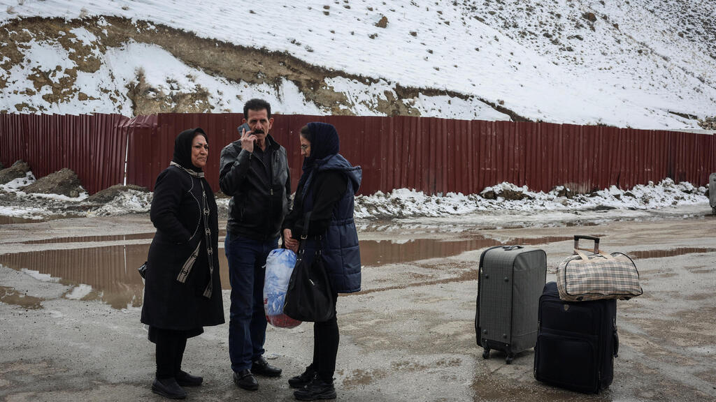 Iran-Turkey border crossing (Photo: REUTERS/Dilara Senkaya) איראנים מבועתים מהתקיפות הישראליות בטהרן ובערים אחרות ועוזבים לטורקיה בזמן של שלג