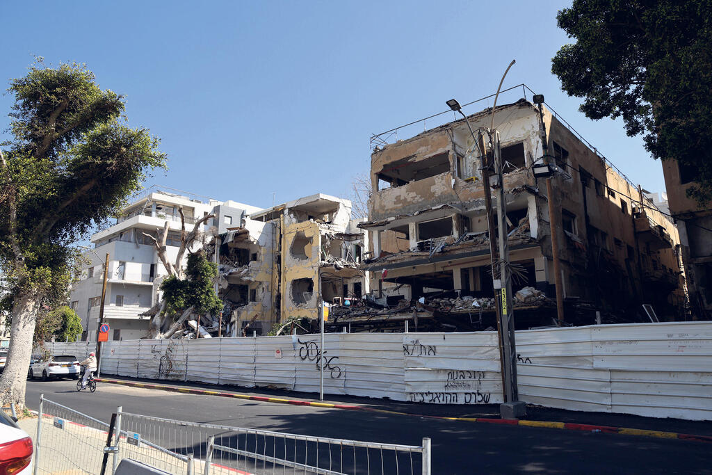 מוסף נדל"ן 2026 שרידי הבניינים שנפגעו ביוני בפינת הרחובות פינסקר ואלנבי בתל אביב
