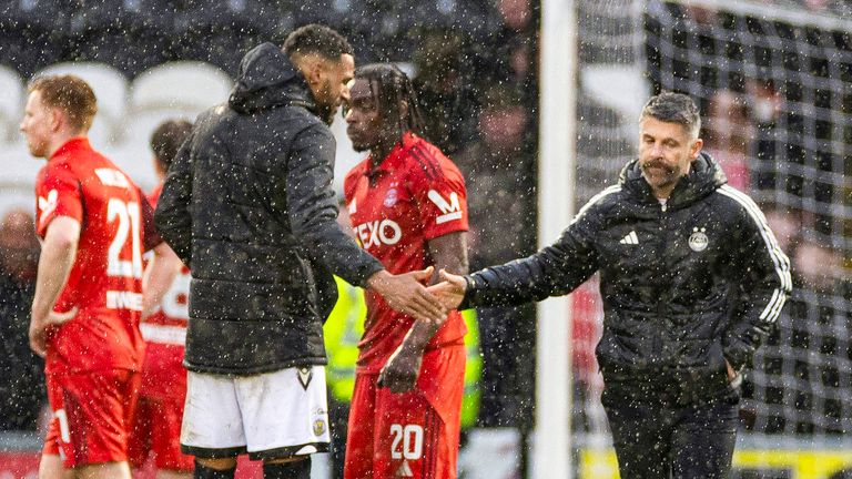 PAISLEY, SCOTLAND - APRIL 04: St Mirren's Jonah Ayunga (L) and Aberdeen Head Coach Stephen Robinson at full time 