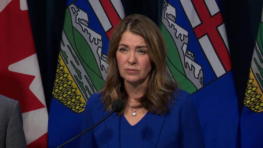 Click to play video: 'Alberta premier defends referendum questions'