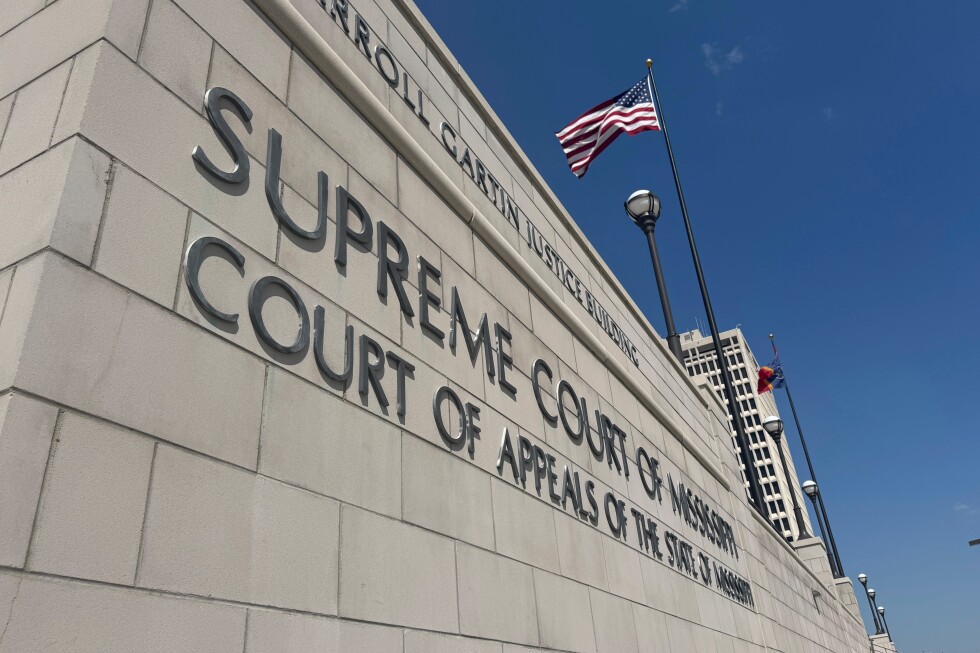 Mississippi governor calls session to redraw judicial districts