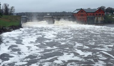 Storms pummel parts of US with rain, flood threats