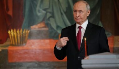 Russia and Ukraine trade blame over Easter truce violations