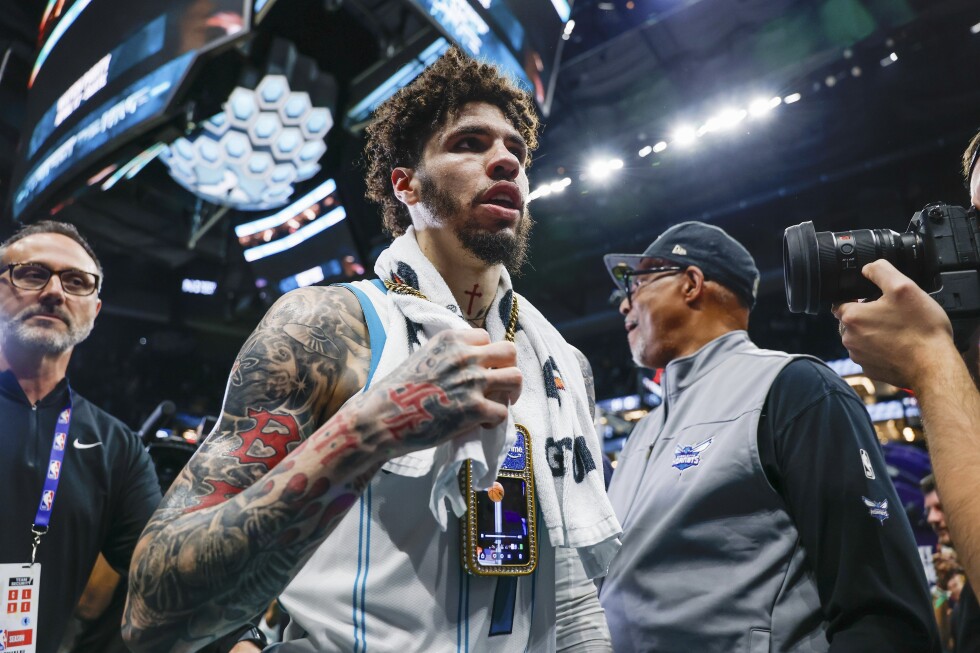 LaMelo Ball punches team mascot Hugo after Hornets knock out Heat