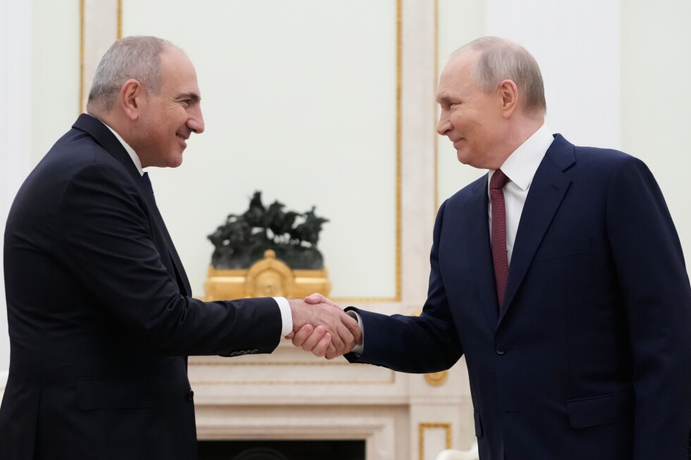 Putin warns Armenia it can't be in both the EU and the Eurasian Economic Union