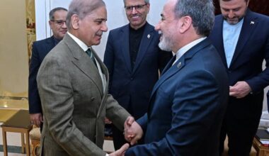 Iran's foreign minister leaves talks without meeting U.S. envoys, Pakistan says