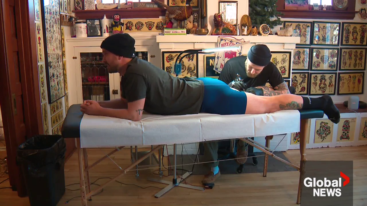 Click to play video: 'Alberta food company Stawnichy’s offers lifetime Mundare sausage in exchange for ink'