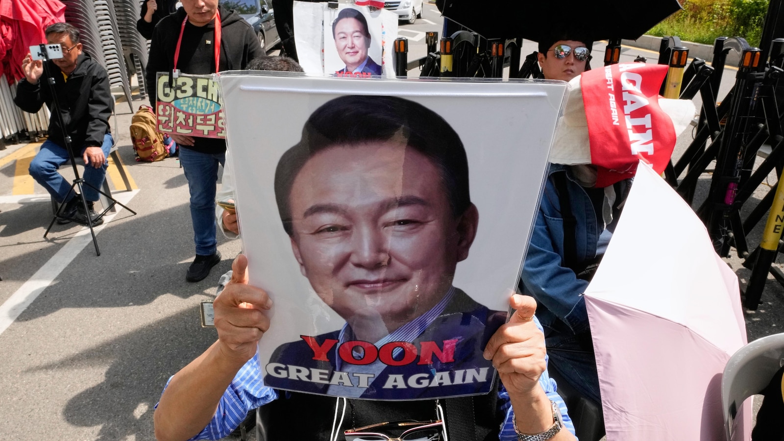 S. Korean court sentences ex-Pres. to 7 years for charges including resisting arrest