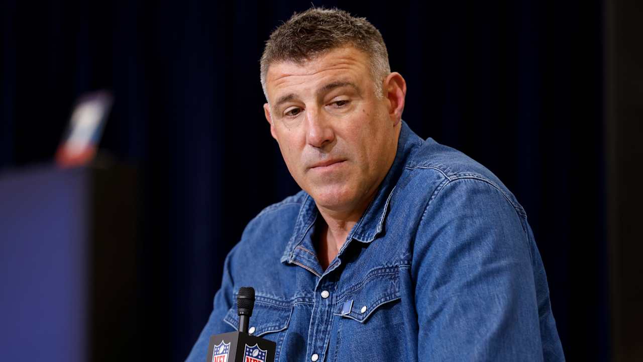 Patriots' Mike Vrabel has had 'difficult conversations' after publication of photos with NFL reporter
