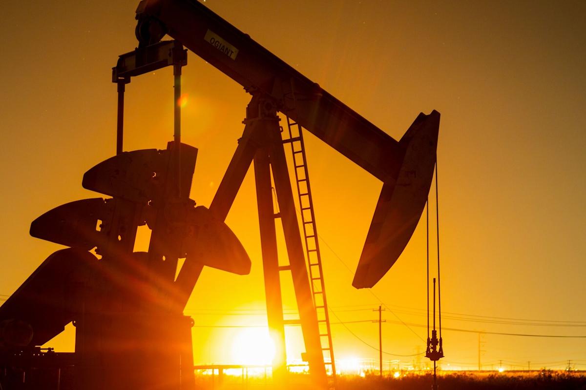 Oil Slides as Traders Weigh Signs of Iran Peace Deal Progress