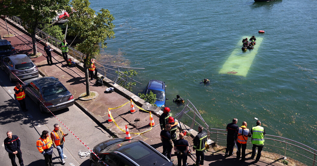 Very Dramatique! 4 Are Rescued After Trainee Driver Plunges Bus Into Seine
