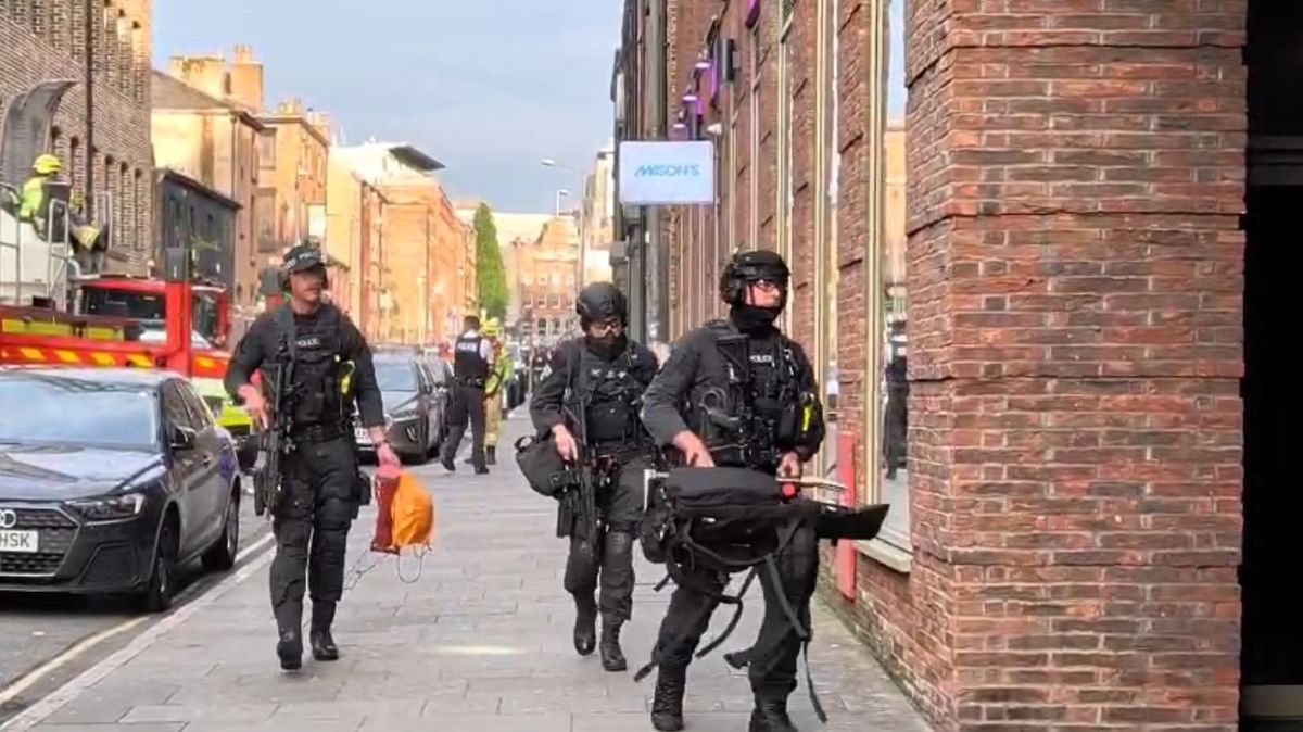 Armed police entering Ropewalks Hotel on Seel Street