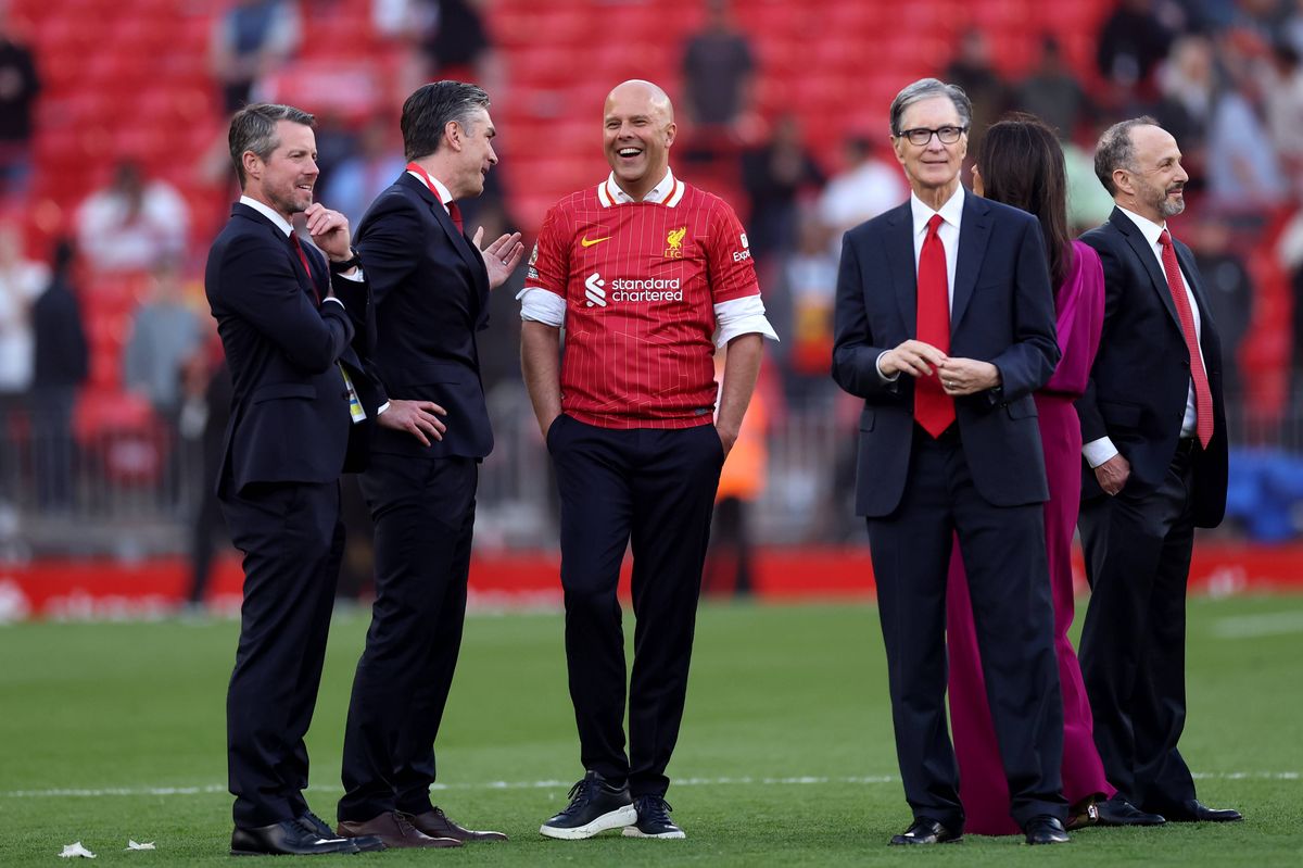 Arne Slot speaks to Liverpool sporting director Richard Hughes