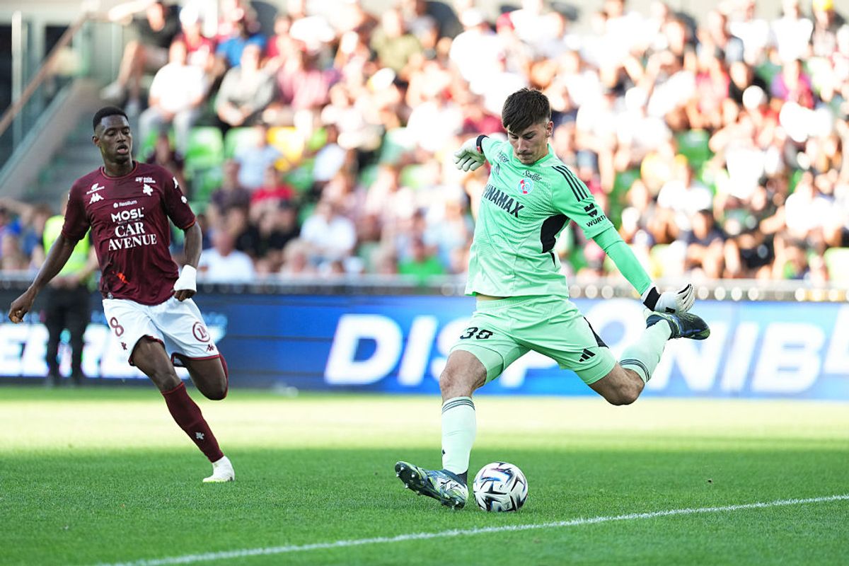 Mike Penders kept a clean sheet on his Strasbourg debut against Metz