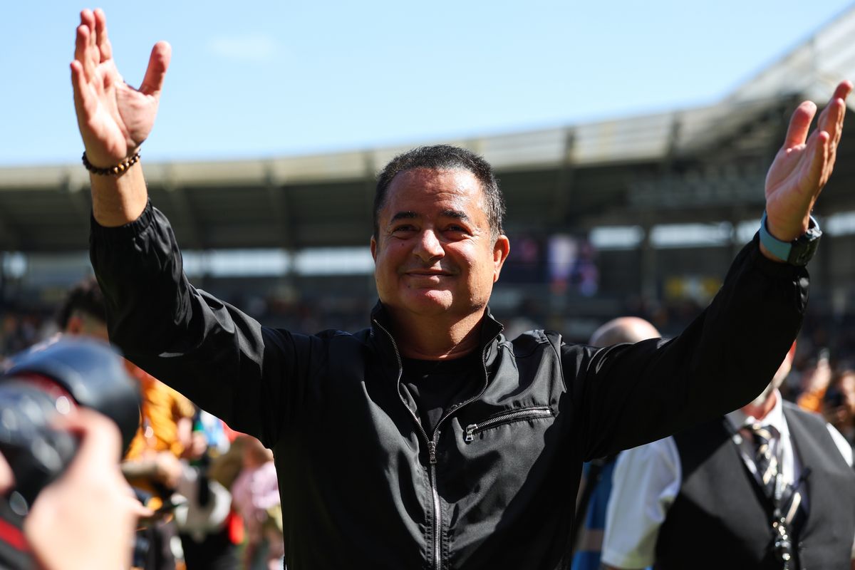 HULL, ENGLAND - MAY 2: Acun Ilcal, Owner of Hull City celebrates to the fans during the Sky Bet Championship match between Hull City and Norwich City at MKM Stadium on May 2, 2026 in Hull, England. (Photo by Freddie Yeo/MB Media/Getty Images)