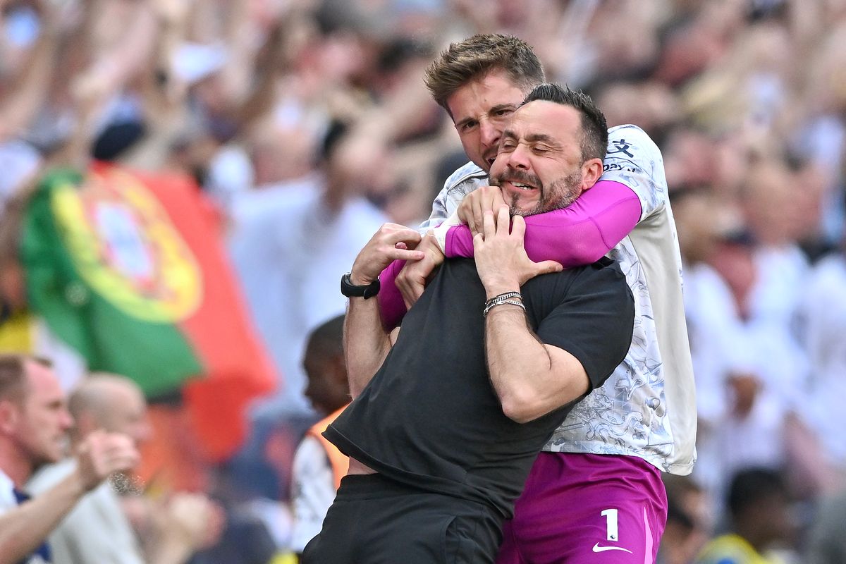 Guglielmo Vicario celebrates with Roberto De Zerbi after Joao Palhinha's goal in the Premier League match between Tottenham Hotspur and Everton