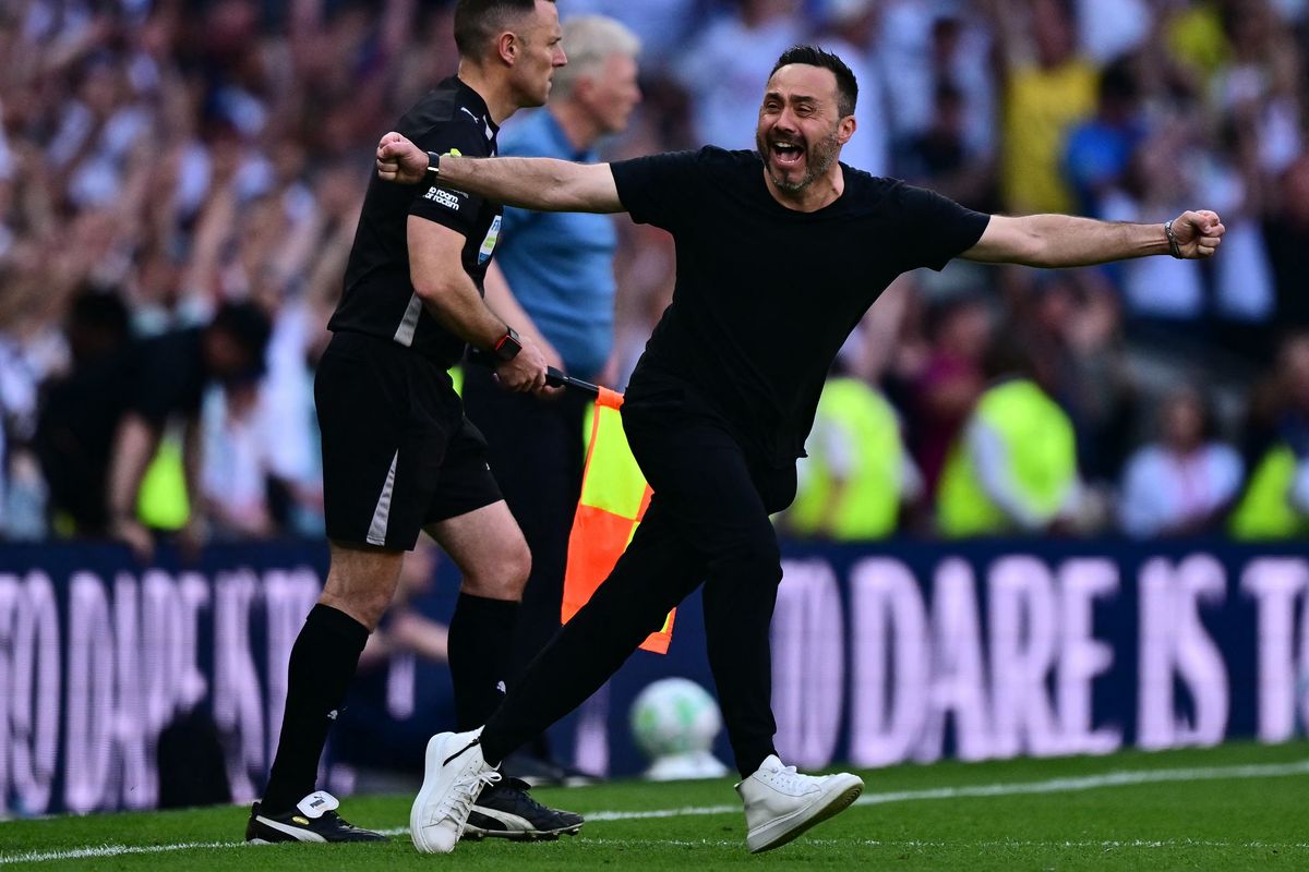 Roberto De Zerbi celebrates on the pitch after the Premier League match between Tottenham Hotspur and Everton