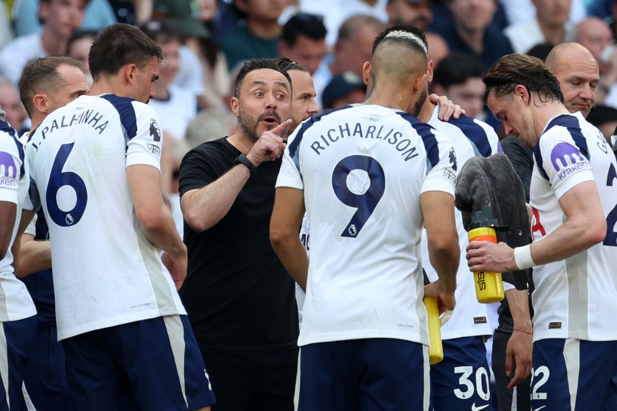 Tottenham Hotspur manager Roberto de Zerbi speaks to his players during the Premier League match between Tottenham Hotspur and Everton at Tottenham Hotspur Stadium on May 24, 2026 in London, United Kingdom