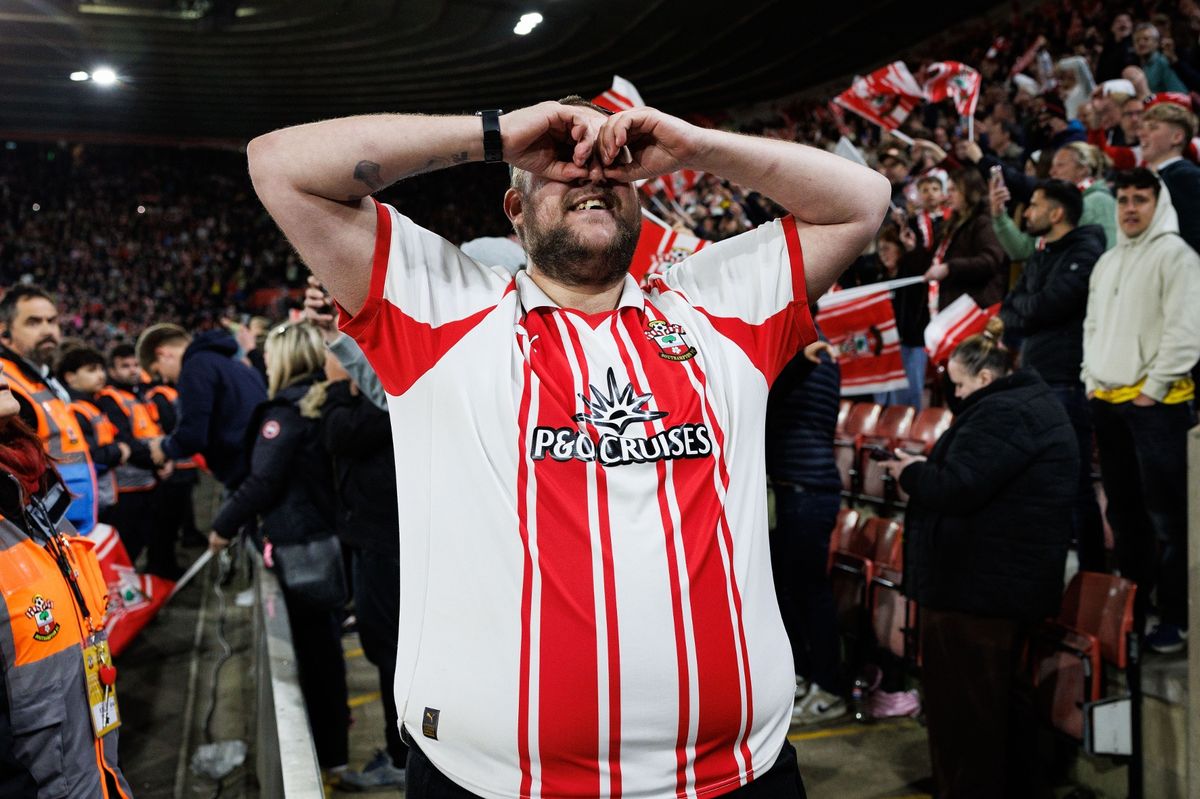 A Southampton fan mocks Middlesbrough over Spygate