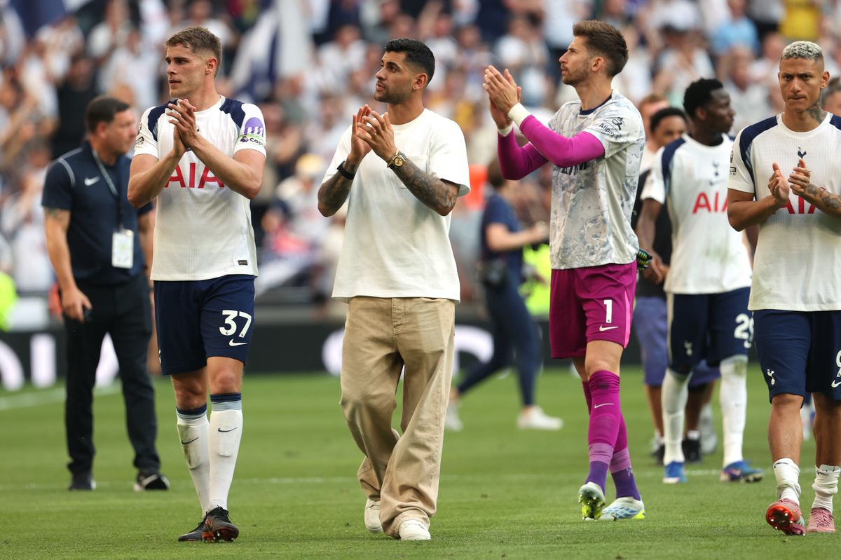 Micky van de Ven with Cristian Romero and Richarlison on a lap of honour