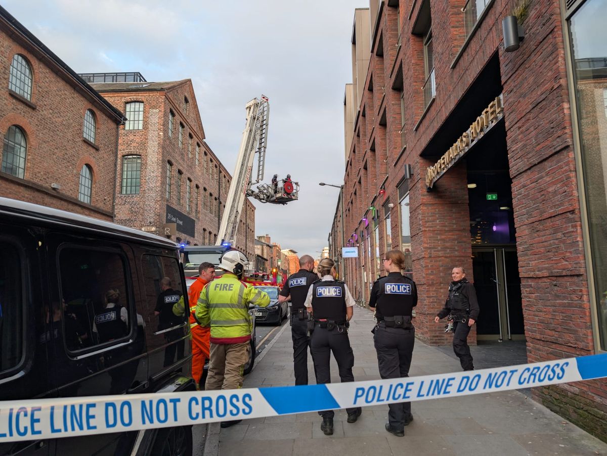 The cordon on Seel Street