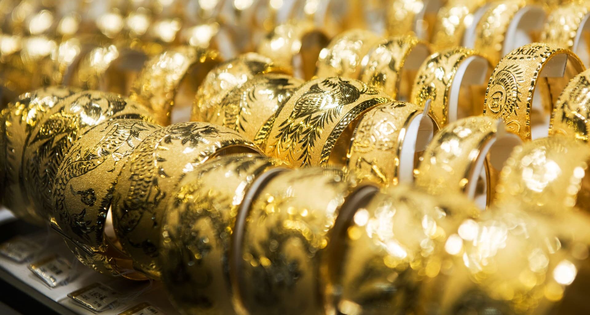 Gold rises as dollar, oil ease on U.S.-Iran deal prospects