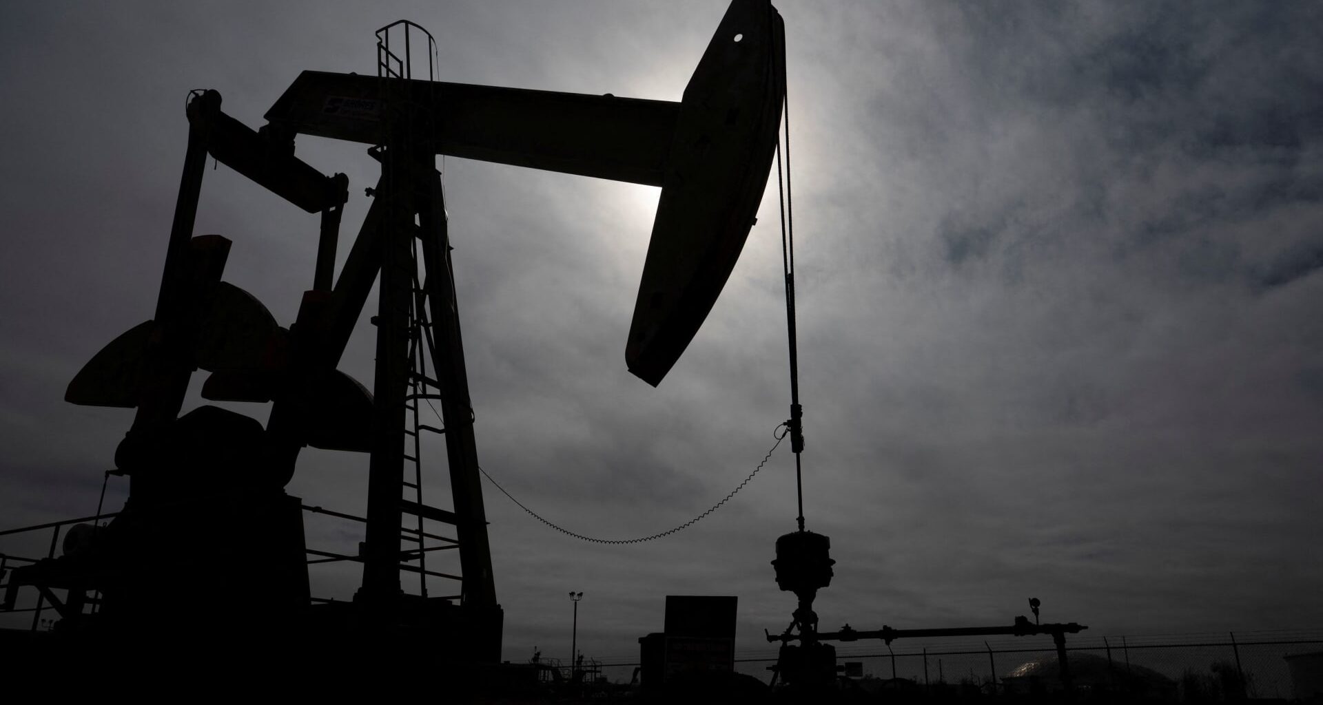 Oil falls over 1% on reports of potential U.S.-Iran ceasefire deal
