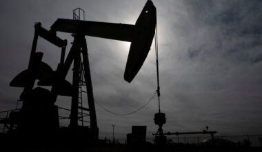 Oil falls over 1% on reports of potential U.S.-Iran ceasefire deal
