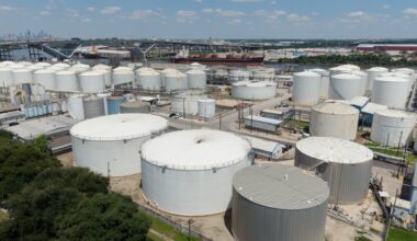 Oil pulls back as traders look for progress on U.S.-Iran talks
