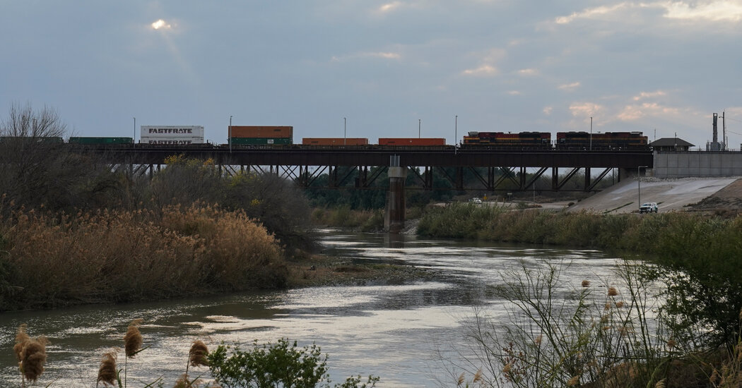 6 Bodies Found in a Boxcar in Texas, Officials Say