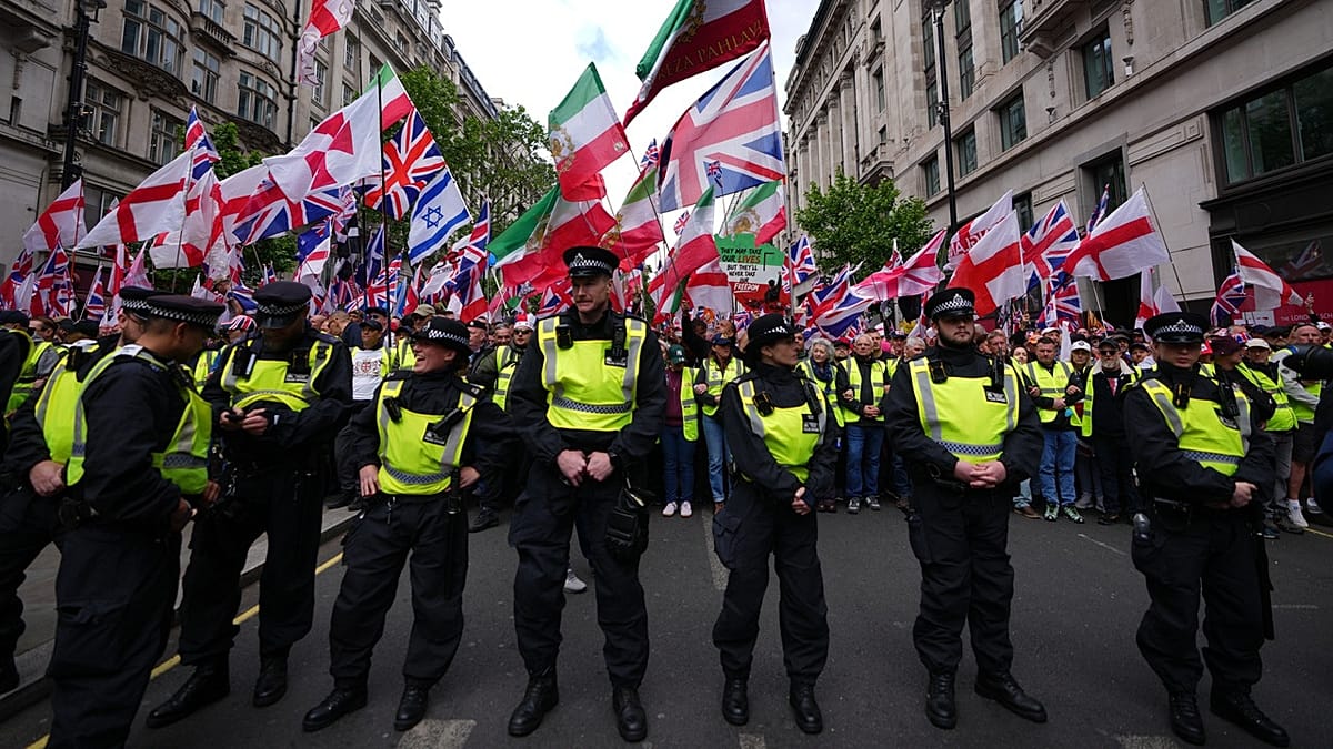London police out in force as tens of thousands attend rival rallies
