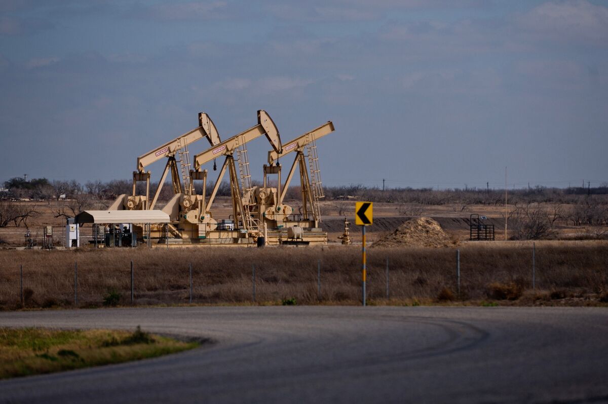 Oil Edges Lower at Open on Tentative Deal to Extend Iran Truce