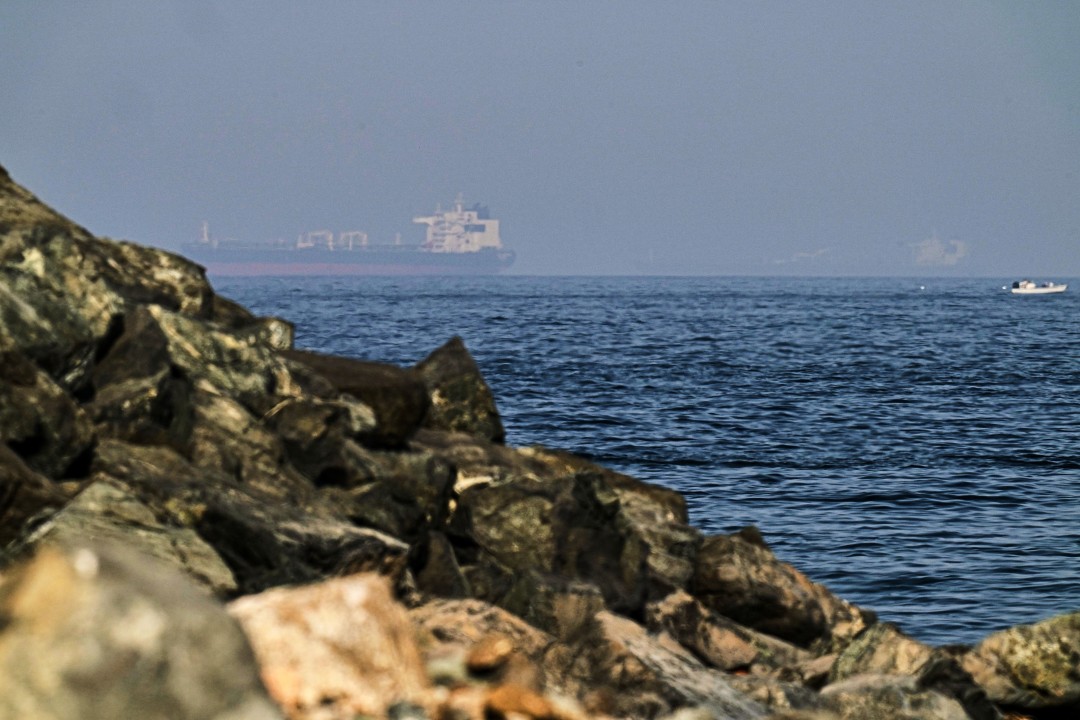 US Threatens Shippers on Paying Iran's Tolls at Strait