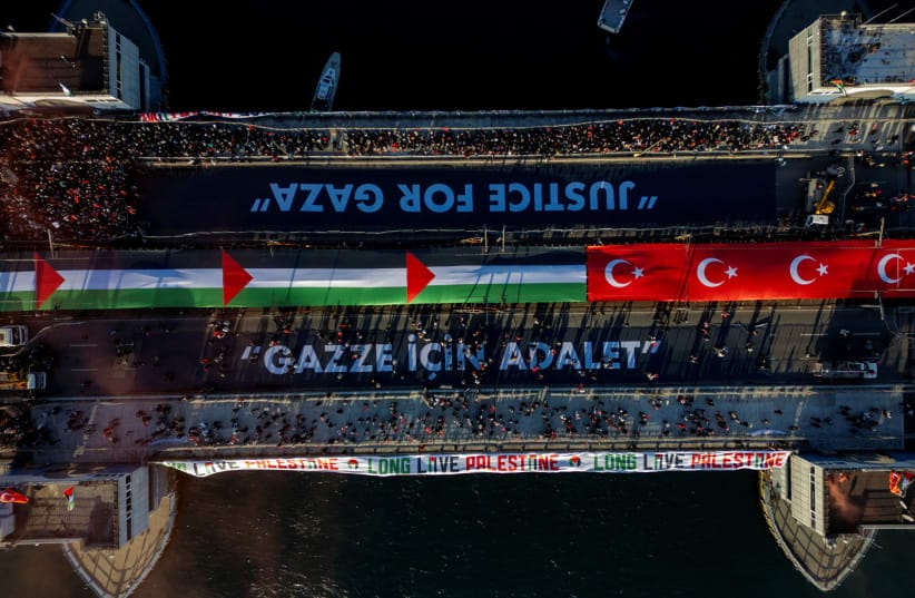 Thousands of people demonstrating solidarity with the Palestinian people amid the ongoing war between Israel and Hamas, at the Galata Bridge in Istanbul on January 1, 2026; illustrative.